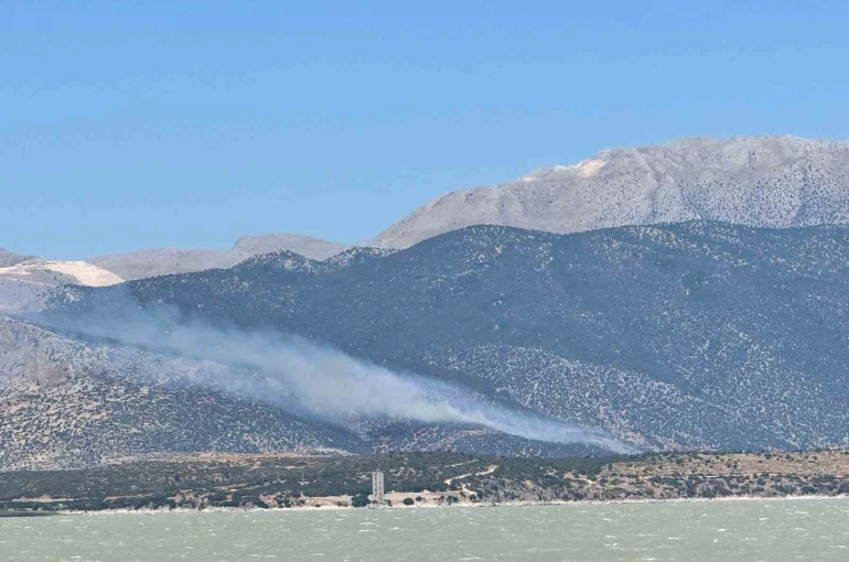 Eğirdir’de ormanlık alandaki büyük bölümü makilik alan yangınına havadan karadan müdahale