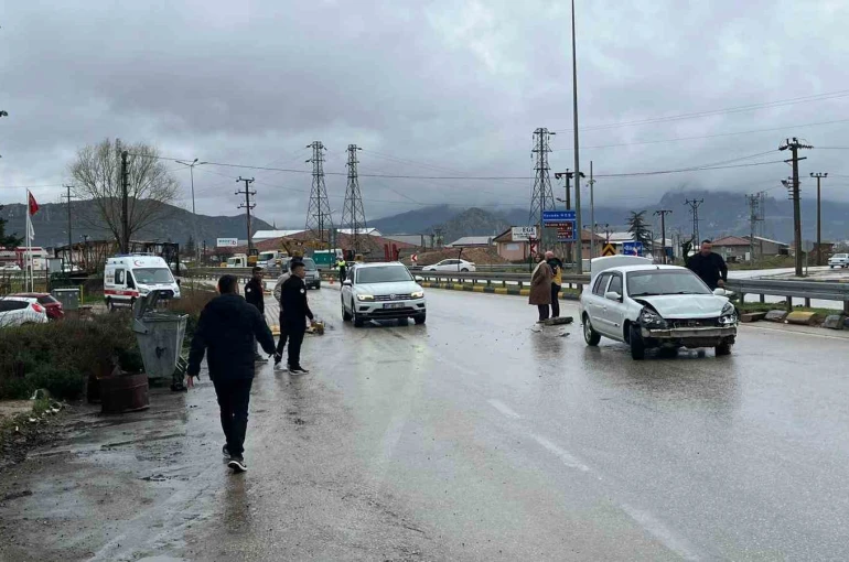 Eğirdir’de otomobil bariyerlere çarptı: 1 yaralı