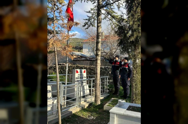 Eğirdir’de şehit kabirleri düzenli olarak denetleniyor