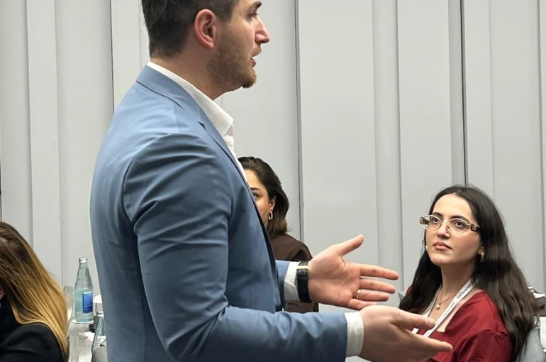 Eğitim Bilimci Paşayev’in Bakü’deki ‘Beden Dili ve Etkili İletişim’ semineri yoğun ilgi gördü