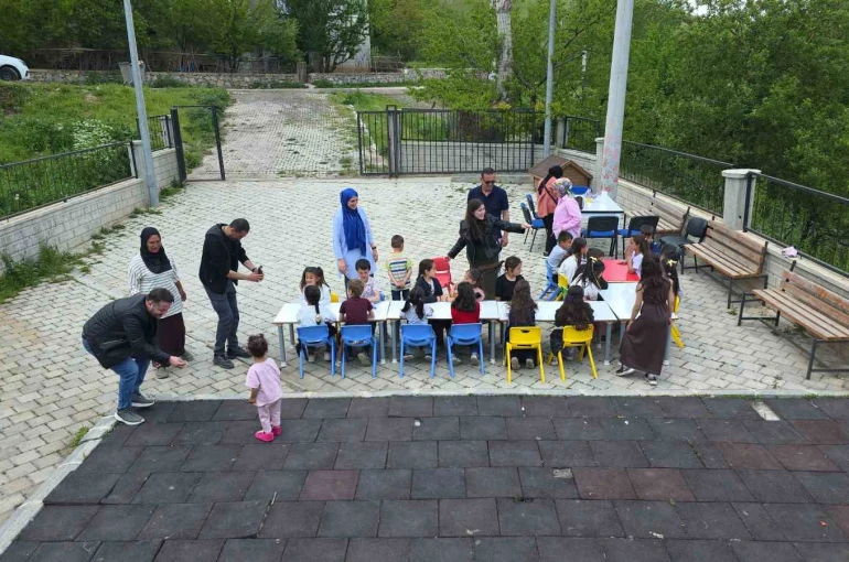 Eğitim gönüllüleri Gevaşlı öğrencilere unutulmaz bir gün yaşattı