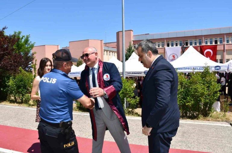 Eğitimin yaşı yok: 56 yaşında diploma aldı
