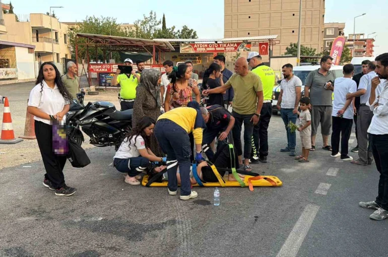 Ehliyetsiz sürücü, motosikletiyle otomobile çarptı: 2 yaralı
