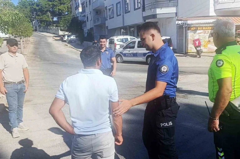 Ehliyetsiz sürücüyü korumak için yalan söyledi, karakola götürüldü