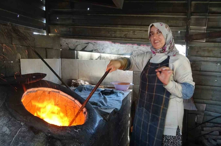 Ekmek parasını kavurucu sıcakta tandır ateşinin içinden çıkaran kadınlar sıcağa dayanabilmek için litrelerce su tüketiyorlar