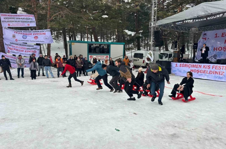 Ekskavatörle kızak yapıp soğuk havada halaylarla ısındılar