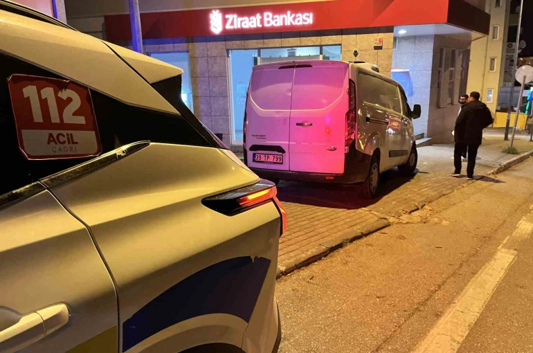 El freni boşalan minibüs duvara çarptı