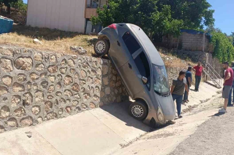 El freni çekilmesi unutulan otomobil istinat duvarından düştü: 2 yaralı