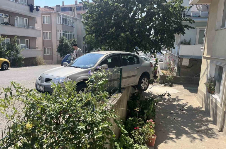 El frenini çekmeyi unuttu, otomobil bahçe duvarında asılı kaldı