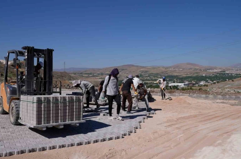 Elazığ Asri Mezarlıkta, altyapı ve çevre düzenlemeleri sürüyor