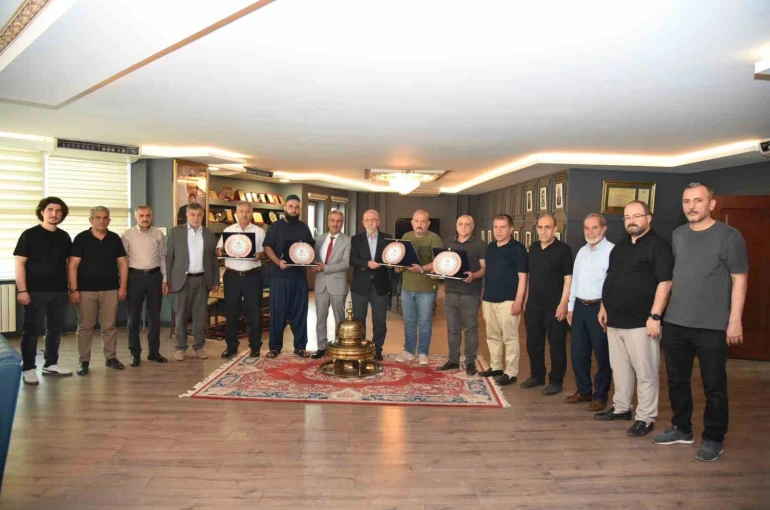 Elazığ Ticaret Borsası’nda emek veren meclis üyelerine teşekkür plaketi