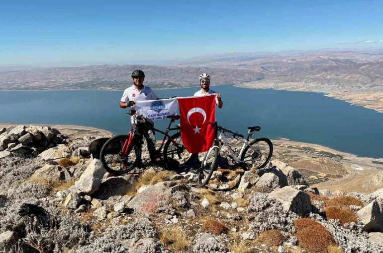 Elazığ’da 2 bin 100 metrelik Mastar Dağı’na bisiklet tırmanışı