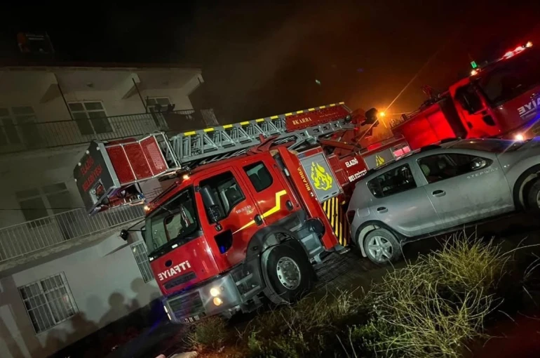 Elazığ’da 3 katlı binada çıkan yangın söndürüldü