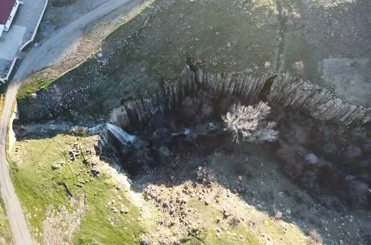 Elazığ’da 40 metre yükseklikten dökülen şelale keşfedilmeyi bekliyor