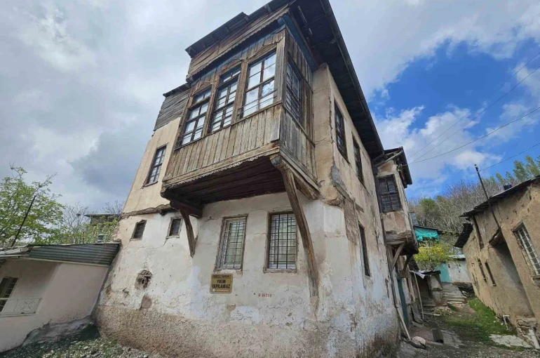 Elazığ’da 450 yıllık konak geçmişin izlerini taşıyor