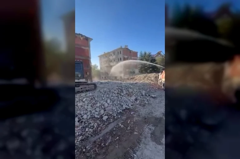 Elazığ’da 5 katlı bina korna sesi ile yıkıldı