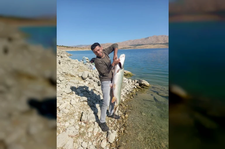 Elazığ’da amatör balıkçı 22 kiloluk turna yakaladı