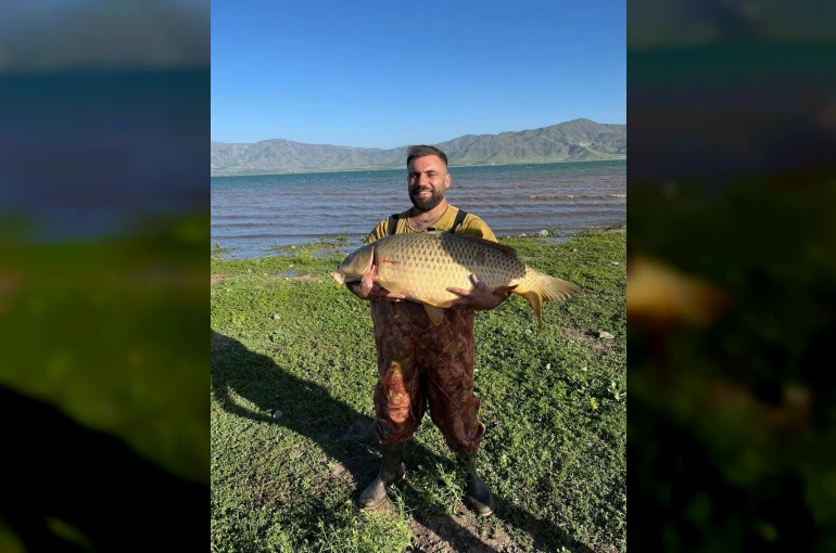 Elazığ’da amatör balıkçı 32 kiloluk dev sazan yakaladı