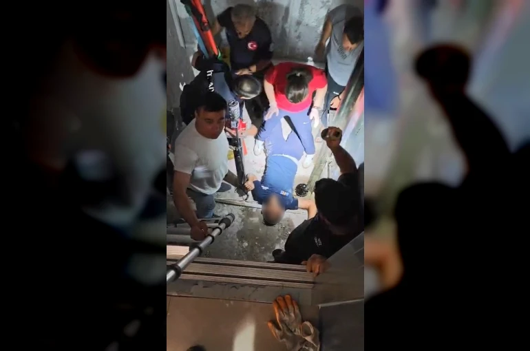 Elazığ’da asansör boşluğuna düşen genç kurtarıldı