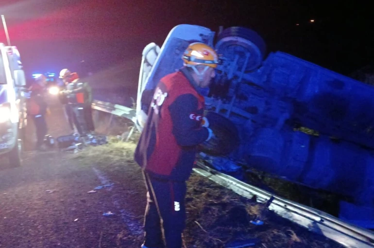 Elazığ’da bariyerlere çarpan kamyon devrildi: 1 yaralı