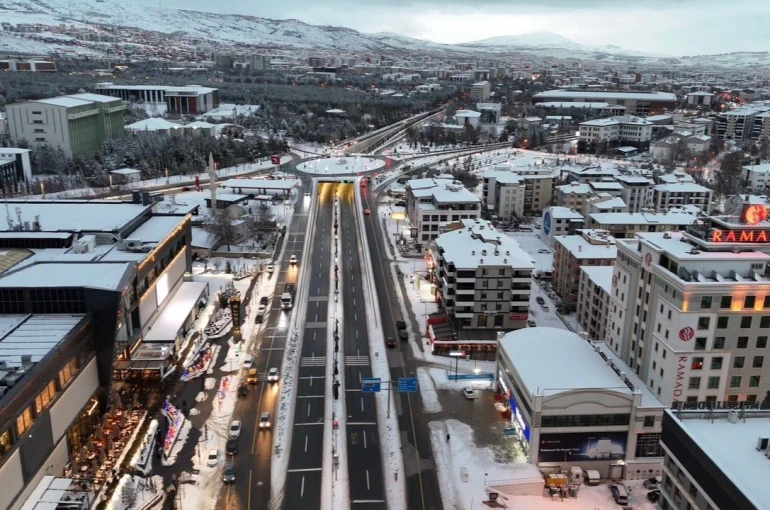 Elazığ’da belediye ekipleri, karla mücadelesini aralıksız sürdürüyor