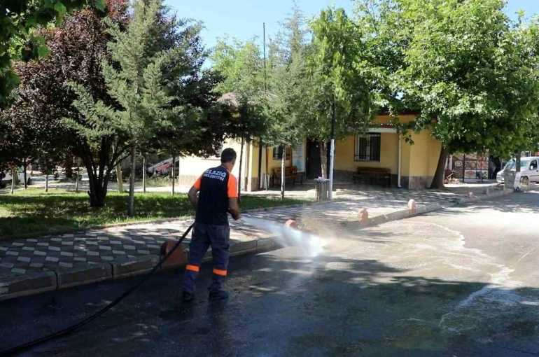 Elazığ’da belediye ekiplerinin, temizlik mesaisi sürüyor