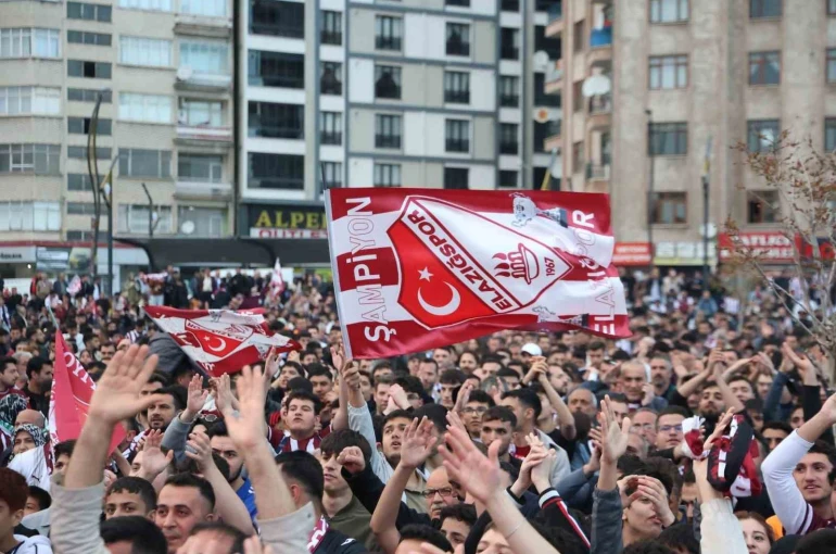 Elazığ’da binlerce taraftar, dev ekranda maçı izledi 