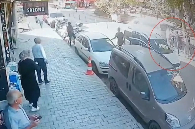 Elazığ’da bir grup, yolda yürüyen 3 kişinin yolunu kesip darp etti