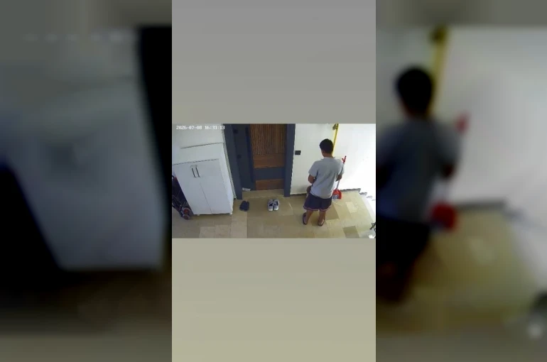 Elazığ’da bir şahıs, bina içerisindeki çöp kovasına idrarını yaptı