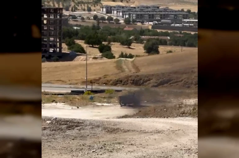Elazığ’da boş alandaki motosiklet alev alev yandı