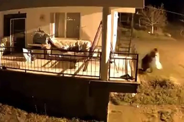 Elazığ’da çaldıkları eşyaları çarşafa sarıp götüren şüpheli yakalandı