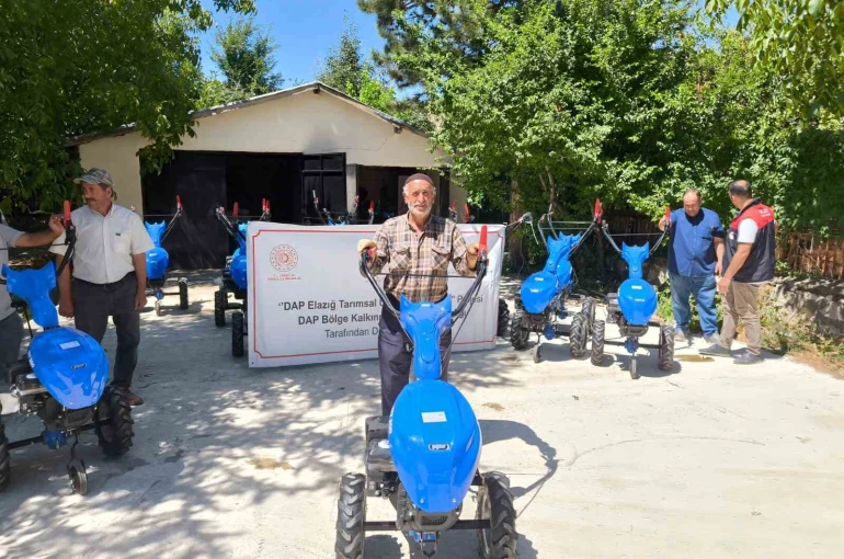 Elazığ’da çiftçilere çapa makinesi dağıtıldı 