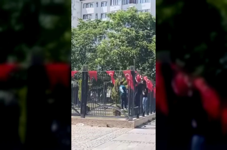 Elazığ’da çocukların ‘Türk’ bayrağı hassasiyeti