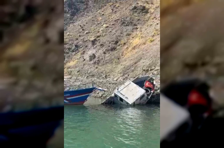Elazığ’da fırtınaya dayanamayan tekne suya gömüldü 
