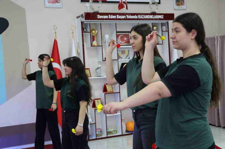 Elazığ’da genç kızların dart sporuna ilgisi artıyor