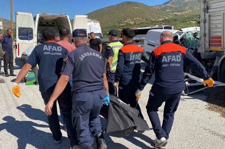 Elazığ’da hafif ticari araç tırın altına girdi: 1 ölü