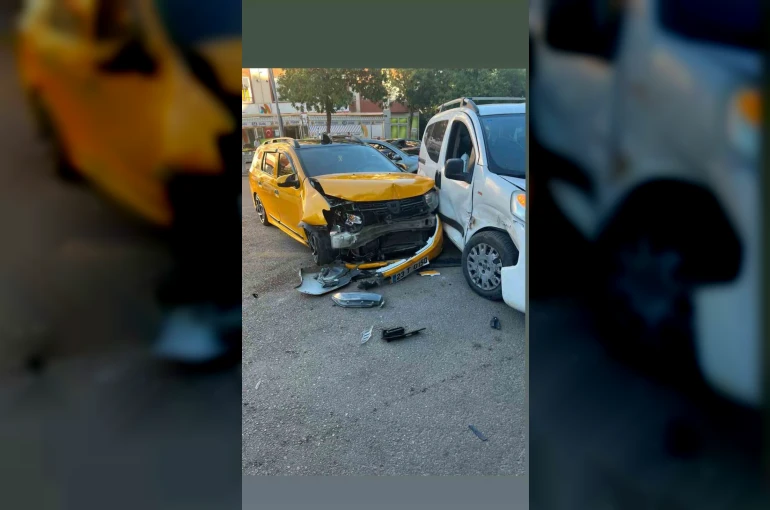 Elazığ’da hafif ticari araçlar çarpıştı: 1 yaralı