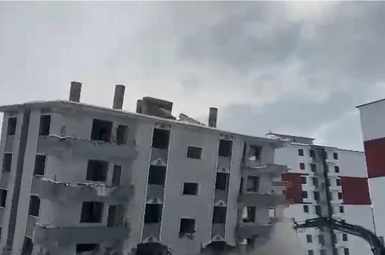 Elazığ’da hasarlı bina iş makinesiyle yıkıldı