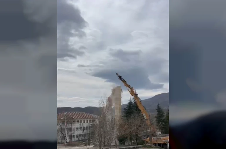 Elazığ’da hasarlı caminin minaresi iş makinesi ile yıkıldı 