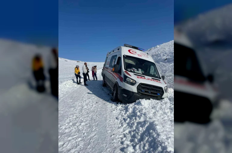 Elazığ’da hasta çocuk greyderle ambulansa ulaştırıldı