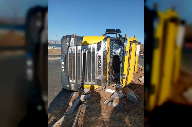 Elazığ’da hayvan yüklü tır devrildi: 2 yaralı
