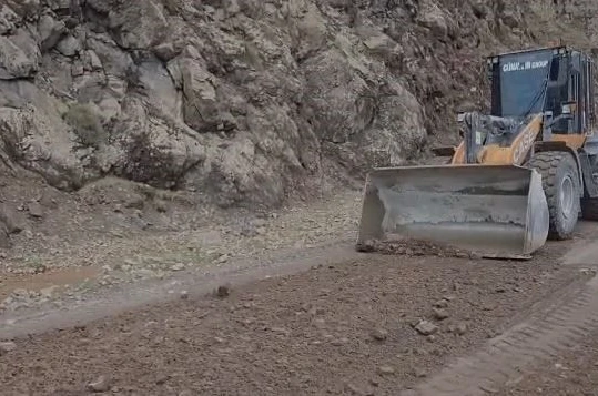 Elazığ’da heyelan nedeniyle kapanan köy yolu yeniden ulaşıma açıldı