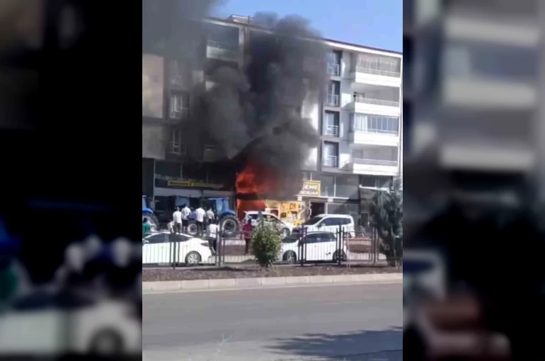 Elazığ’da iş yeri alevlere teslim oldu