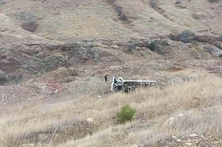 Elazığ’da kamyon devrildi: 1 yaralı