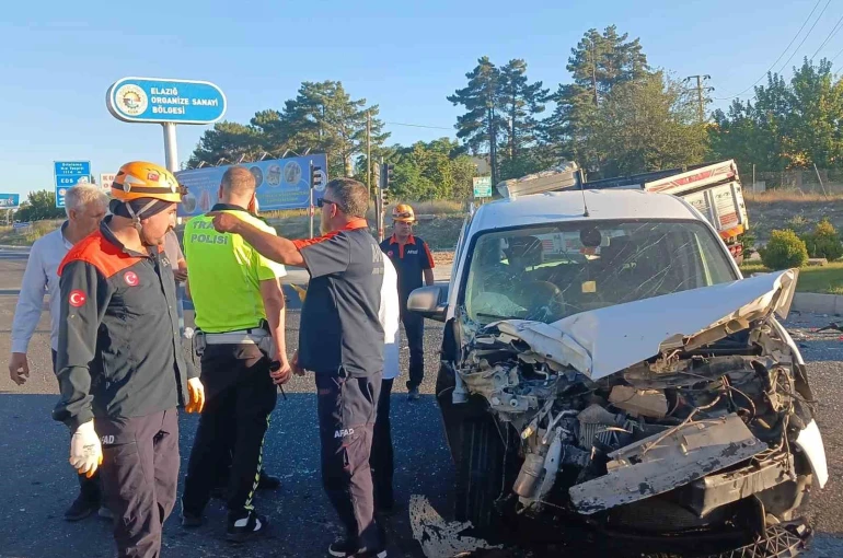 Elazığ’da kamyon ile hafif ticari araç çarpıştı: 1 yaralı