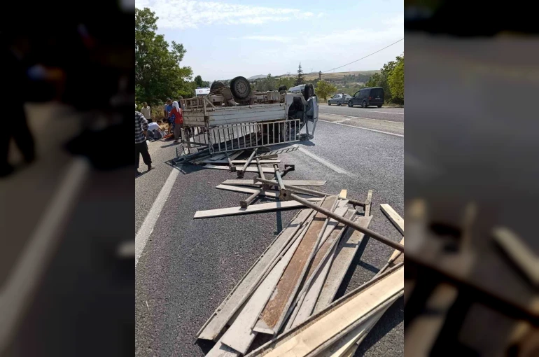 Elazığ’da kamyonet takla attı: 2 yaralı