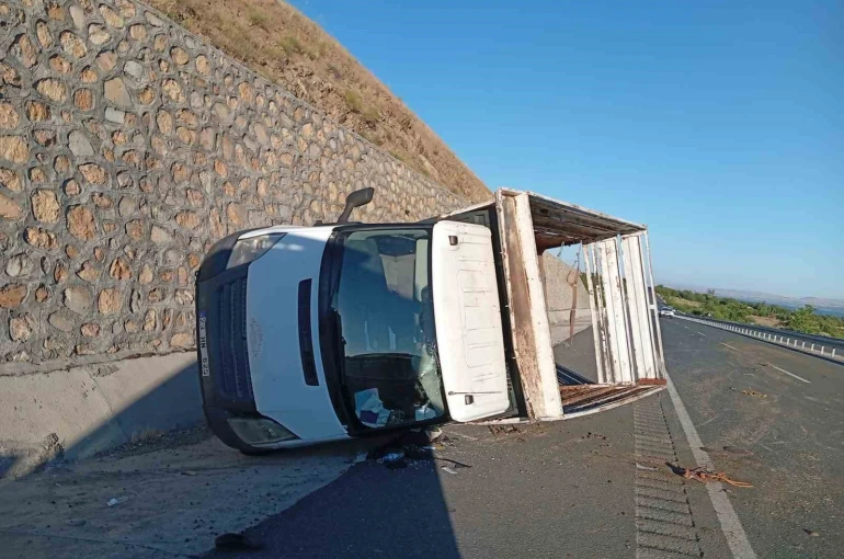 Elazığ’da kamyonet yan yattı: 2 yaralı