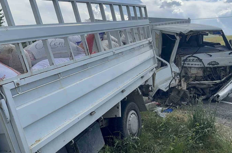 Elazığ’da kamyonetler çarpıştı: 2 yaralı