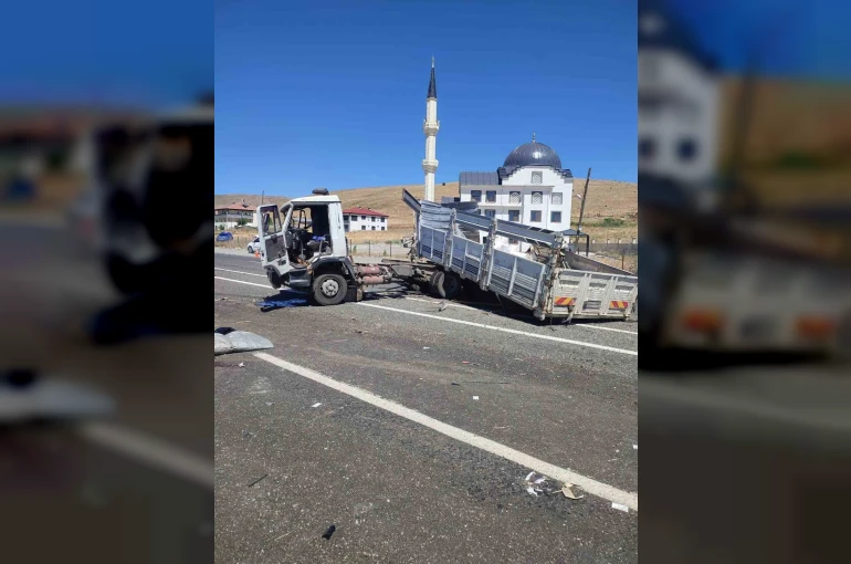 Elazığ’da kamyonlar çarpıştı: 1 yaralı