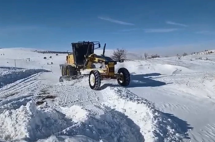 Elazığ’da kapalı köy yollarında çalışmalar sürüyor